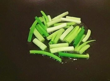 step2: 熱油鍋 爆香蔥段