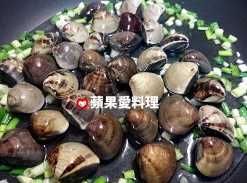 step4: 下蛤蜊和米酒，蓋上鍋蓋燜煮。