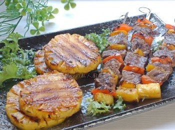 step6: 烤過的鳳梨帶有焦糖的香氣，配上烤肉串，真的是超搭的。