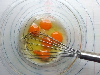 step2: 把5顆雞蛋打進盆子裡， 砂糖則分2 ∼3次加進去， 一邊把蛋打到起泡。