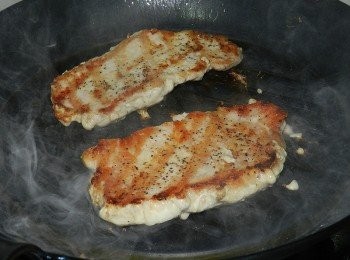 step3: 煎約3分鐘後翻面，約再煎2分鐘就完成囉~