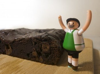 step7: 等布朗尼完全冷卻後,將布朗尼隨著鋁鉑紙拿出放置烤架上,切塊就完成摟:)