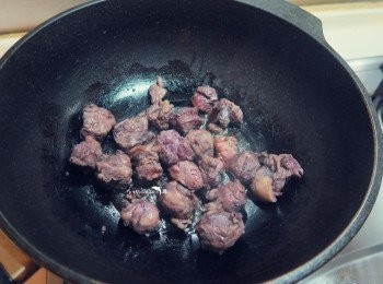 step3: 牛肋條下鍋乾煎至6.7分熟.起鍋前撒上調味