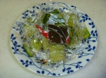step3: 放昆布片,貼上保鮮膜待涼放冰箱幾個鐘頭入味即可.食用時去除昆布片