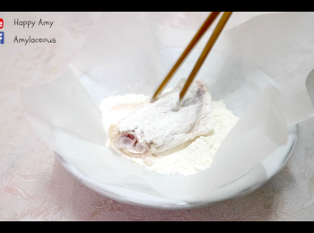 step2: <a href="https://bit.ly/3zHU5V3" target="_blank" data-keyword="雞翼" class="guide-link"><strong>雞翼</strong></a> <span style="display:inline-block;vertical-align:middle;margin-top:-3px;color:initial;border-radius:3px;padding:2px 3px;font-size:12px;line-height:14px;background:#87d300;color:#fff;">即買</span> 薄薄拍上一層麵粉。