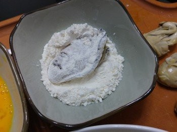 step3: -蠔按次序先蘸麵粉 / 蛋汁 / 麵包糠