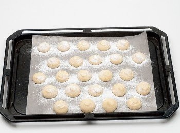 step7: 把手用水沾濕，將突起的尖角壓平，再由上方撒上糖粉