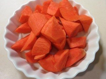 step3: 紅蘿蔔滾刀塊備用