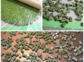 step2: 4) 待麵糰完全冷卻後, 放在工作台上桿成片狀

5) 切成適當大小後, 灑上些許粉(片栗粉或地瓜粉)防沾

    ** 多餘的可以裝夾鍊袋冰冷凍保存