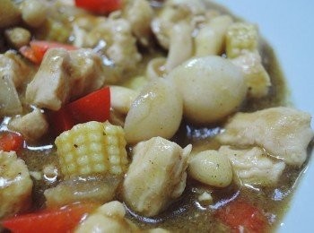 step6: 將雞丁綠咖哩淋在白飯上，白飯瞬間秒殺!!!