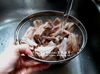 step5: 盛起將比較大件的羊腩剪成細件 , 用水沖一沖洗及瀝乾