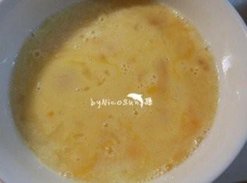 step2: 2顆蛋液打散.加30CC牛奶.少許鹽 拌勻