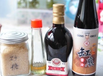 step4: 準備使用【梅狀元老梅膏】與<span class="group_3">醬料1</span>調和均勻製作梅膏糖醋醬