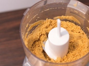 step2: 消化餅用食物處理器打碎成沙狀（或可放入膠袋用硬物打碎），加入已溶化的牛油溶液拌勻，如用食物處理器可以加入牛油溶液後稍為打勻