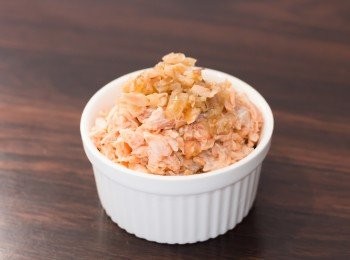 step6: 三文魚骨腩用乾淨的手拆成碎肉，魚皮﹑魚骨和太大塊的魚肥肉都放棄不要，用手摸清楚有沒洧骨頭，拆完肉後放入網篩壓走多餘的水份（其實是白酒和多餘的魚油）。