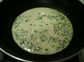 step4: 平底鍋裡倒入少許苦茶油（或是其他耐高溫的油品也可以），開小火，倒入麵糊，讓平底鍋跳個扭扭舞，使麵糊平均躺在平底鍋裡（以免受熱不均），蓋上鍋蓋，以中火慢煎。