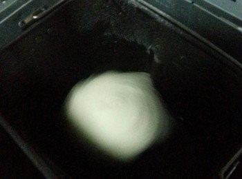 step1: 液體. 粉類, 糖,鹽, 酵母, 順序放入包機粉團功能