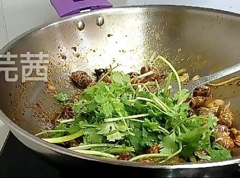 step5: 落魚露和芫茜快速炒勻，熄火即可上碟