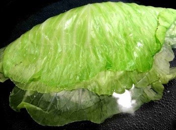 step4: 水滾後，放入高麗菜葉，蓋上鍋蓋，燙軟後取出。