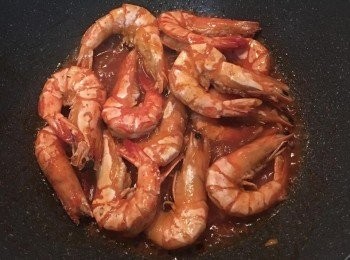 step6: 醬汁燒滾後請試味道再調整一下,便可將蝦子倒入拌炒.