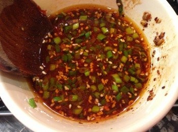step7: 將煮好的醬料倒入辣椒粉中混合，再加入白芝麻拌勻即成紅油抄手的醬汁。