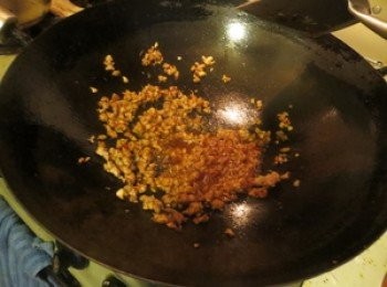 step4: 放入豆瓣酱和辣豆瓣酱，料酒1大匙 ，炒至出红油。