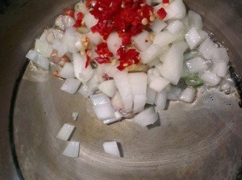 step2: 熱鍋放入洋蔥，紅蔥頭，辣椒，香茅一起炒香