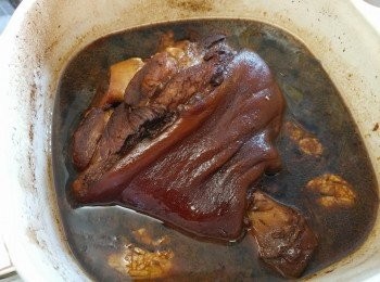 step5: 小心拿出豬手，隔渣，收汁調味。