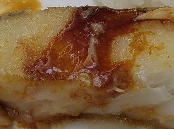 step2: 用細火爆香薑片後下魚扒,煎到脆面後反轉再煎,兩面都完成再轉大火迫走魚身的油即可。(鰻魚汁多少隨個人喜歡。)