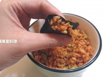 step5: 用海苔片包飯也好好吃。