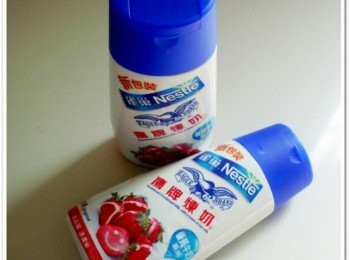 step8: 鷹牌煉奶是由 ★100%優質牛奶製成★ 聰明開口設計，擠壓不回沾 ★ 每罐鈣質含量相當於5杯200毫升鮮奶~ 拿來泡奶茶也很好喝唷~