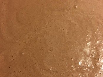 step5: 最後倒入融化奶油，攪拌均勻即可倒入烤盤中，上下火190度烤25-30分左右（各家烤箱溫度不一，建議自行微調）