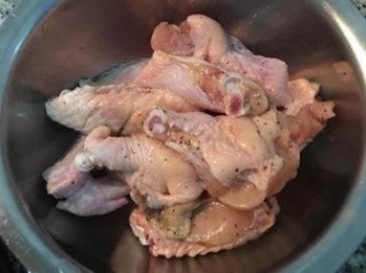 step2: 雞肉先用醃料-鹽和胡椒粉抓勻。