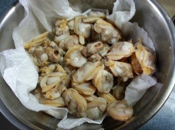 step1: 急凍花蛤肉解凍後洗淨用廚房紙抹乾水份