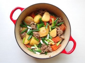 step7: 熄火前，試味道，可加一點海鹽,洒上黑胡椒粉,蔥段即可完成。