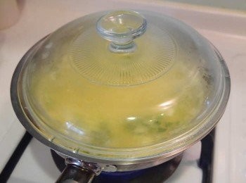 step4: *大概2-3分後，轉小火，蓋鍋讓上層蛋液烘熟~