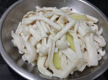 step3: 用薑片出水備用