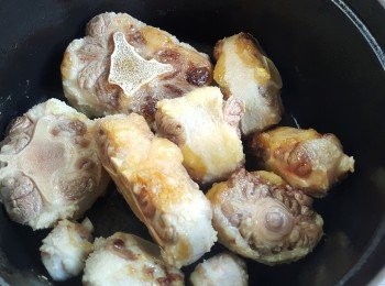 step3: 燒熱鍋，放入牛尾煎至金黃，盛起。