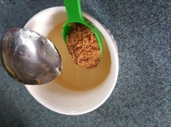 step3: 麥芽糖開溶後,再加入一茶匙砂糖拌勻