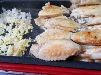 step8: <a href="https://bit.ly/3zHU5V3" target="_blank" data-keyword="雞翼" class="guide-link"><strong>雞翼</strong></a> <span style="display:inline-block;vertical-align:middle;margin-top:-3px;color:initial;border-radius:3px;padding:2px 3px;font-size:12px;line-height:14px;background:#87d300;color:#fff;">即買</span> 移至一邊，倒入<span class="group_2">配料</span>爆香，將<a href="https://bit.ly/3zHU5V3" target="_blank" data-keyword="雞翼" class="guide-link"><strong>雞翼</strong></a> <span style="display:inline-block;vertical-align:middle;margin-top:-3px;color:initial;border-radius:3px;padding:2px 3px;font-size:12px;line-height:14px;background:#87d300;color:#fff;">即買</span> 兜勻至每块<a href="https://bit.ly/3zHU5V3" target="_blank" data-keyword="雞翼" class="guide-link"><strong>雞翼</strong></a> <span style="display:inline-block;vertical-align:middle;margin-top:-3px;color:initial;border-radius:3px;padding:2px 3px;font-size:12px;line-height:14px;background:#87d300;color:#fff;">即買</span> 都沾上<span class="group_2">配料</span>