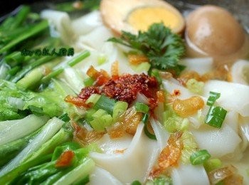 step7: 簡單又美味的客家湯粄條,一定要加油蔥酥才對味喔!