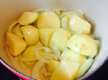 step2: 洋蔥泡水後切絲，馬鈴薯去皮切件。用鍋中炒香腸時剩下的油，爆香洋蔥絲及馬鈴薯。