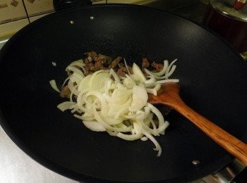 step4: 接著下洋蔥炒香後