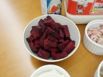 step1: 將甜菜根去皮切小塊!! 培根也是切塊..洋蔥切絲備用~~
