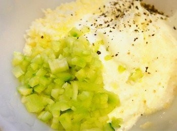 step8: 乳酪汁做法:
青瓜去皮去籽，切小粒。蒜頭切碎。所有材料合即成。
