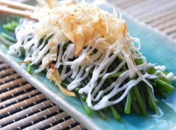 step2: 鋪上嫩薑絲，擠上沙拉再加入柴魚即可