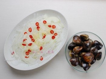 step2: 舖上寛粉,洋蔥及半數的蒜茉,辣椒。