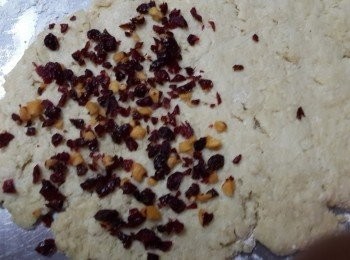 step3: 用擀麵棍擀平,鋪上莓果乾對摺再對摺~壓模