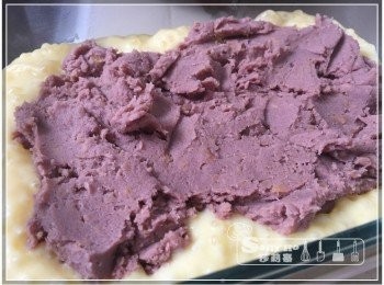 step6: 倒入少許布甸糊在杯內, 再放番薯餡, 再用布甸糊填滿, 在上面掃上蛋黃, 200度焗20分鐘, 取出