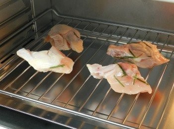 step2: 烤箱120度預熱10分鐘，將小雞腿放入烤20分